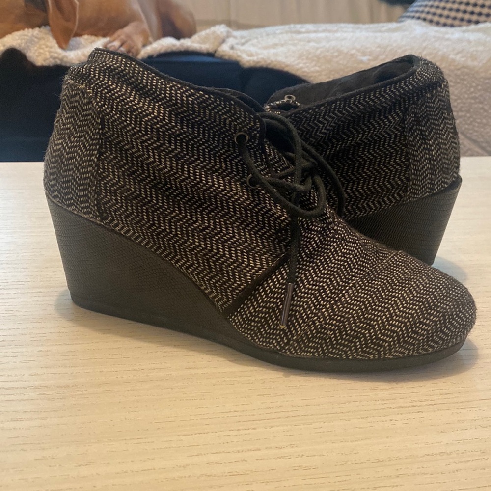 Tom’s wedge booties - harringbone 7.5